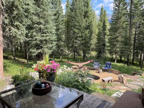 Cozy, historic cabin in the woods, X-ski in/out, minutes to shops & restaurants