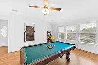 4 BR w/pool, 10 min to Six flags, AT&T Stadium & Globe life park