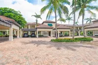 A resort property with plenty of amenities and close to downtown Naples