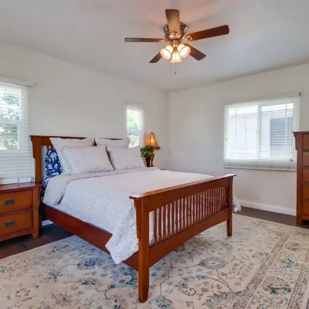 Welcoming bungalow with den, ideal for longer stays, near everything!