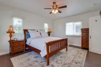 Welcoming bungalow with den, ideal for longer stays, near everything!