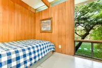 Menemsha Pond views & access! Mid-century renovated beach house. Dogs welcome.