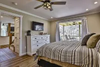 The Farmhouse- Riverfront, Fiber, HotTub, Fish, DogOK, Game Room, Movie Room