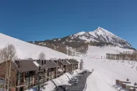 New! Ski-in/Out Condo with Hot Tub and Great Views! The Ski Haus