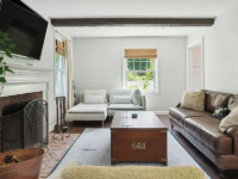 Large Yard - Quiet Area - 15 Min to DC Hotels in Lincolnia