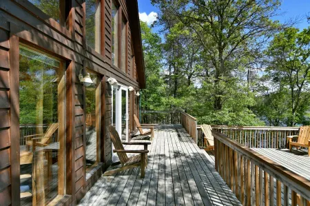 Beautiful Cedar Chalet Lake Cabin on Middle Lake!!!