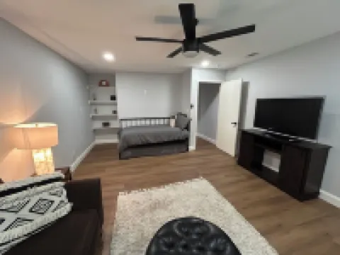 High-end Creek Retreat