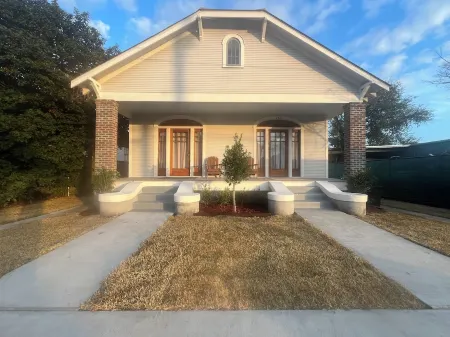 Charming 4-bedroom house with WiFi and AC close to French Quarter