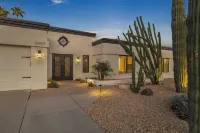 Modern and Classy 4 Bdrm N. Scottsdale Retreat! Hotels near T.J. Maxx