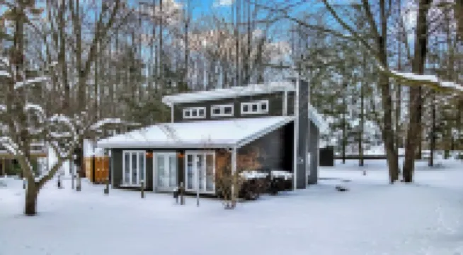 Cobmoosa Shores Cottage: Private Beach, Silver Lake Orv Park, and Wi-Fi!