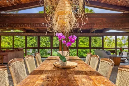 Tiki Home - Unique Custom Home Steps to the Beach and Town Отели рядом с достопримечательностью «Hanalei Pier»