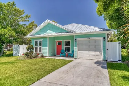 Beachside Bungalow 3 Blocks from Private Beach! Just 3 miles to Pier Park!