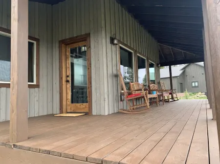 Lake House at Georgetown - just steps from the marina & easy winter access Отели в г. Дир Лодж Каунти