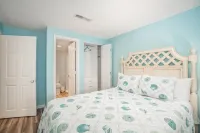 "Isle Be Unwinding" - gorgeous, spacious, and easy walk to the beach! Sleeps 8!