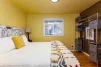 Trendy West Side │Walk to Breweries & Food Carts │Hot Tub │Fenced Outdoor Space