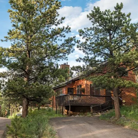 Beautifully Furnished, Clean, Cozy Cabin Next to Rocky! Walk to Rmnp & YMCA
