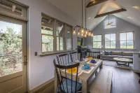 Owl Meadows LUX 3BR/3.5Bth Views, deck, fp; Walk to town, grocery EVERYWHERE