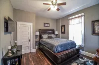 Beautiful Remodel Victorian home located in the heart of down town Hotel in zona The Galaxy Connection