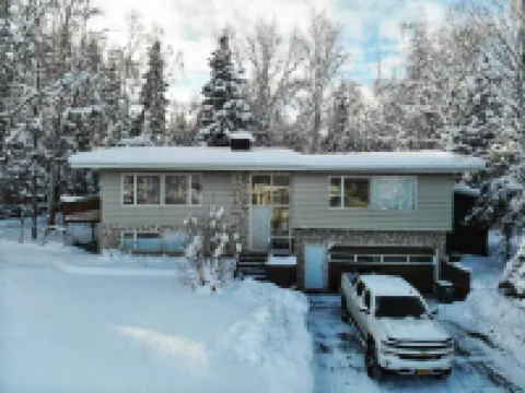 Hot Tub, Rain Room shower with Mountiain views of Ski Slopes nestled in nature.