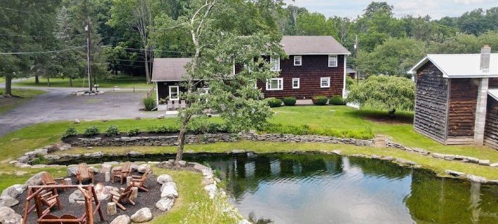 Charming Colonial w/Stream Access Pet Friendly ポコノのホテル