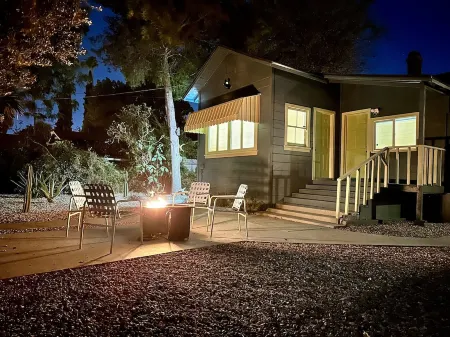 Welcome to Casa Azul 1932 Eclectic Boho Sanctuary  in Downtown Riverside! Отели рядом с достопримечательностью «Riverside Art Museum»