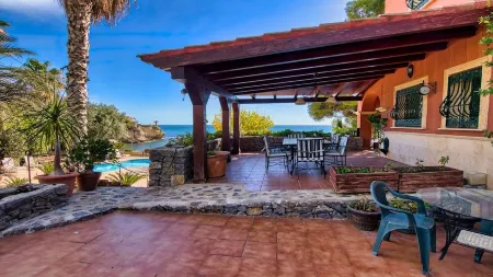 .First line luxrury villa. No car needed ,Tram stop 1 minute walking.