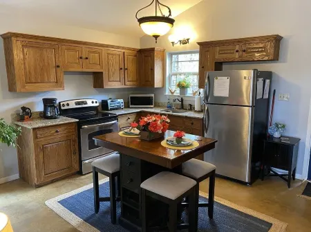 Cozy Cottage with Private pool, Private Hot Tub and Internet