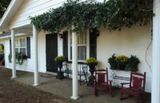 Studio Home, Walk to Downtown Franklin, Pets with Fee, Veteran Owned