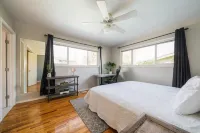 Sunny Wenatchee Pool House Hotels near Lincoln Park