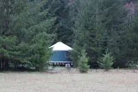 Pacific Yurt at the Foothills of Mount Rainier with New Hot Tub-Fire Pit-Wifi 마운트 레니에 국립공원 주변 호텔
