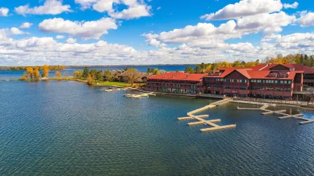 Kayak, Canoe, Boat, Relax & Visit the Classic Tourist Spots from Easy Breez'n