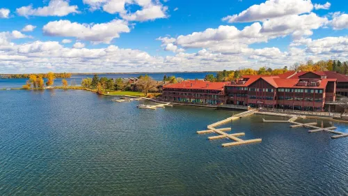 Kayak, Canoe, Boat, Relax & Visit the Classic Tourist Spots from Easy Breez'n Hotels in Breezy Point