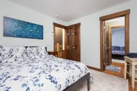 Spacious Private 4 Bedroom - 3 Bath house 5 min to skiing, biking, hiking, golf. Hotel in zona Pico Mountain Ski Resort