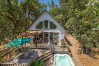 Cozy Cottage Retreat,  Close to Yosemite, Beautiful Views, Hot Tub & More!