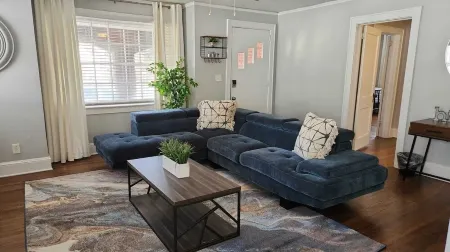 Lucky 13 Retreat – Cozy 2BR Getaway Near Downtown Greenville! Отели в г. Данин