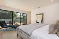 Modern Luxury Bungalow with a Pool in Larchmont Village