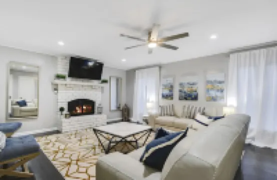 Upscale 5Br Home w/Entertainer's Deck & Gated Driveway