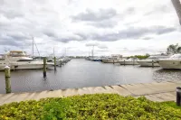 Charming 2-bedroom apartment with AC, fitness room in brilliant Lantana