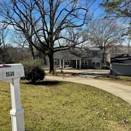 4-bedroom house in historic Vicksburg with AC, WiFi, Pet friendly.