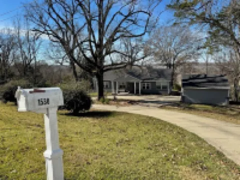 4-bedroom house in historic Vicksburg with AC, WiFi, Pet friendly.