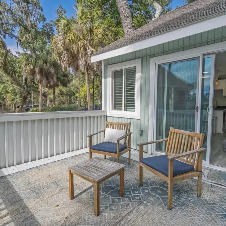 A Room With a View-1 BR Efficiency Condo Close to Everything.