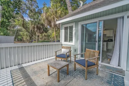 A Room With a View-1 BR Efficiency Condo Close to Everything.