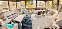 Mermaid & Mare, Downtown Retreat. Hot Tub, Firepit, fenced yard & Pet Friendly!