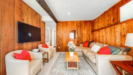 Sunny Old Town In-Law Unit Отели рядом с достопримечательностью «Дир-Вэлли»