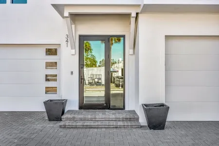 New Upscale Retreat Downtown Dunedin w/ Balcony! Sleeps 4 Отели в г. Данедин