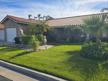 Spacious 4-bedroom house with AC and WiFi in beautiful Palm Desert Отели рядом с достопримечательностью «Melissa Morgan Fine Art Gallery»