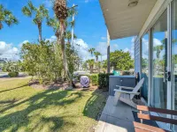 Beachside Breeze Cottage~Location! Crystal Beach, Destin~Steps to Beach & Pool