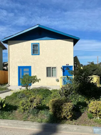 Pelican Square in Morro Bay Отели рядом с достопримечательностью «Serenity by the Sea»