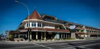 Prestige Beach House, BW Premier Collection Hotel dekat Father Pandosy Mission