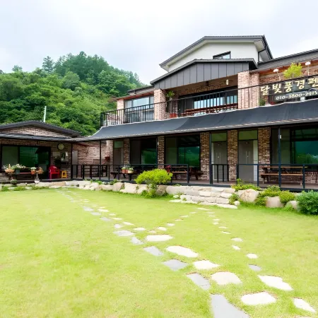 Jecheon Moonlight Scenery Отели рядом с достопримечательностью «Храм Токчуса»